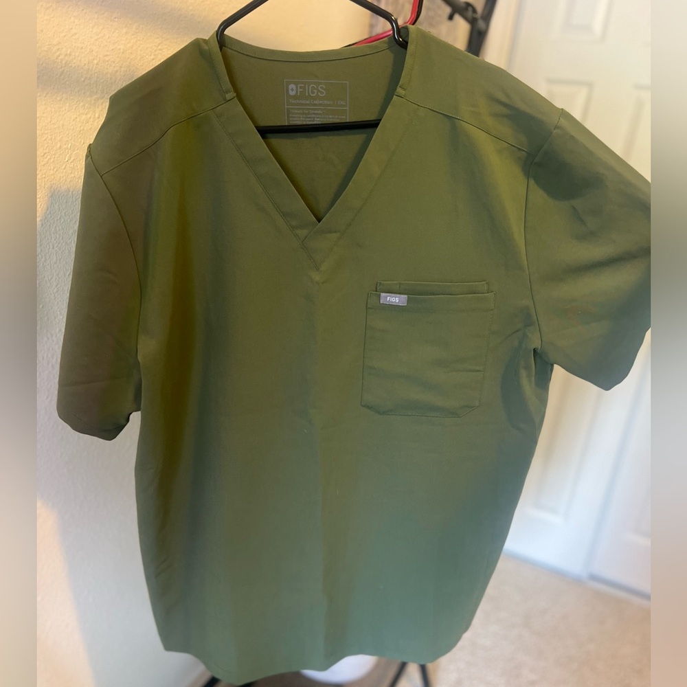 FIGS- Men’s scrubs top